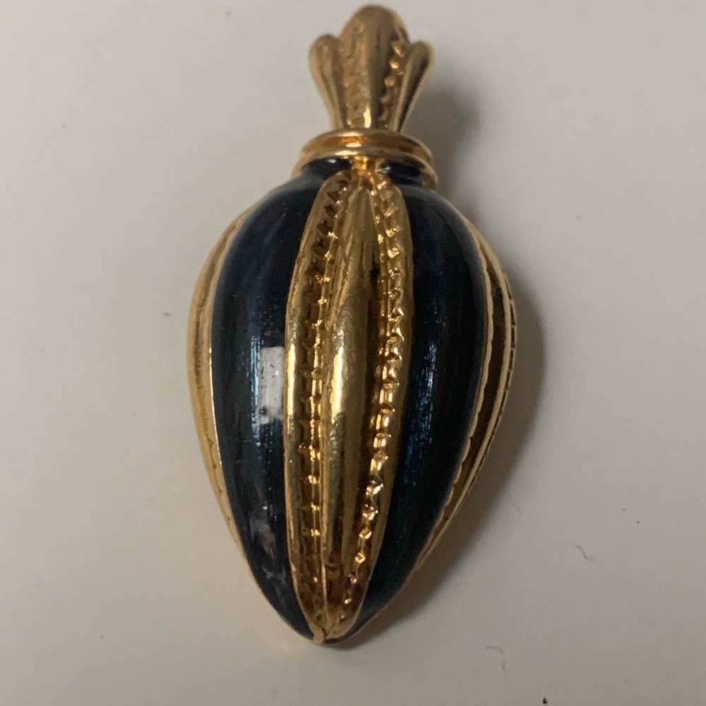 💙 $10 SALE Beautiful vintage Avon pendant